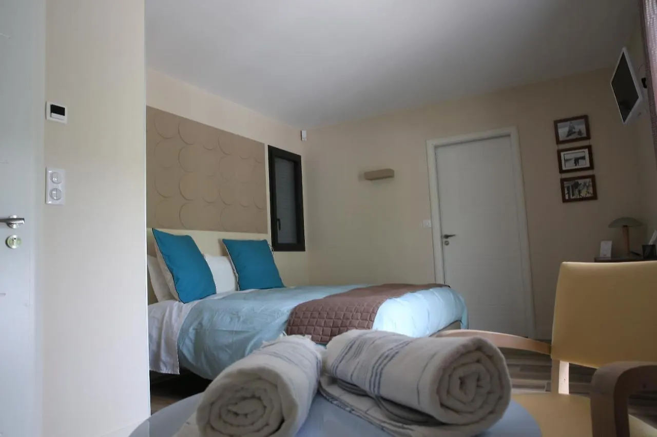 Maison Cube Saint-Didier-au-Mont-d'Or Bed & Breakfast